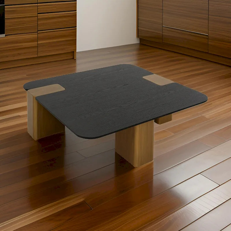 Table basse Cid Casy 99 cm, placage noir carré, pieds blocs brossés dorés